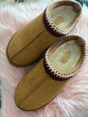 ARULA Tan Suede-Inspired Slip-On Mules with Red & White Trim